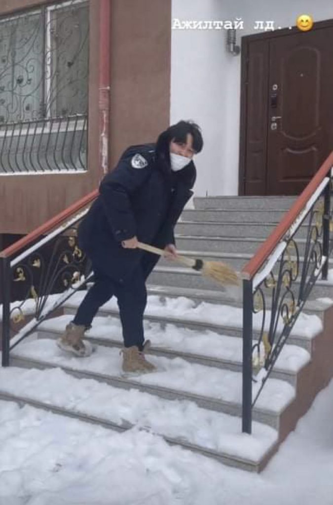 Г.Ариунбаатар цасаа цэвэрлээд завгүй