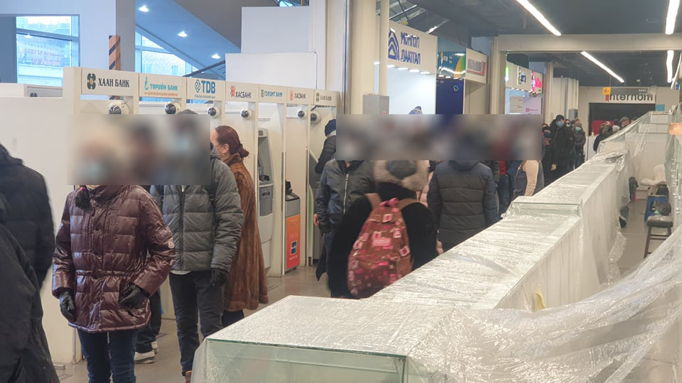 Иргэд хүнсээ цуглуулахдаа хүн хоорондын зай барихгүй байна