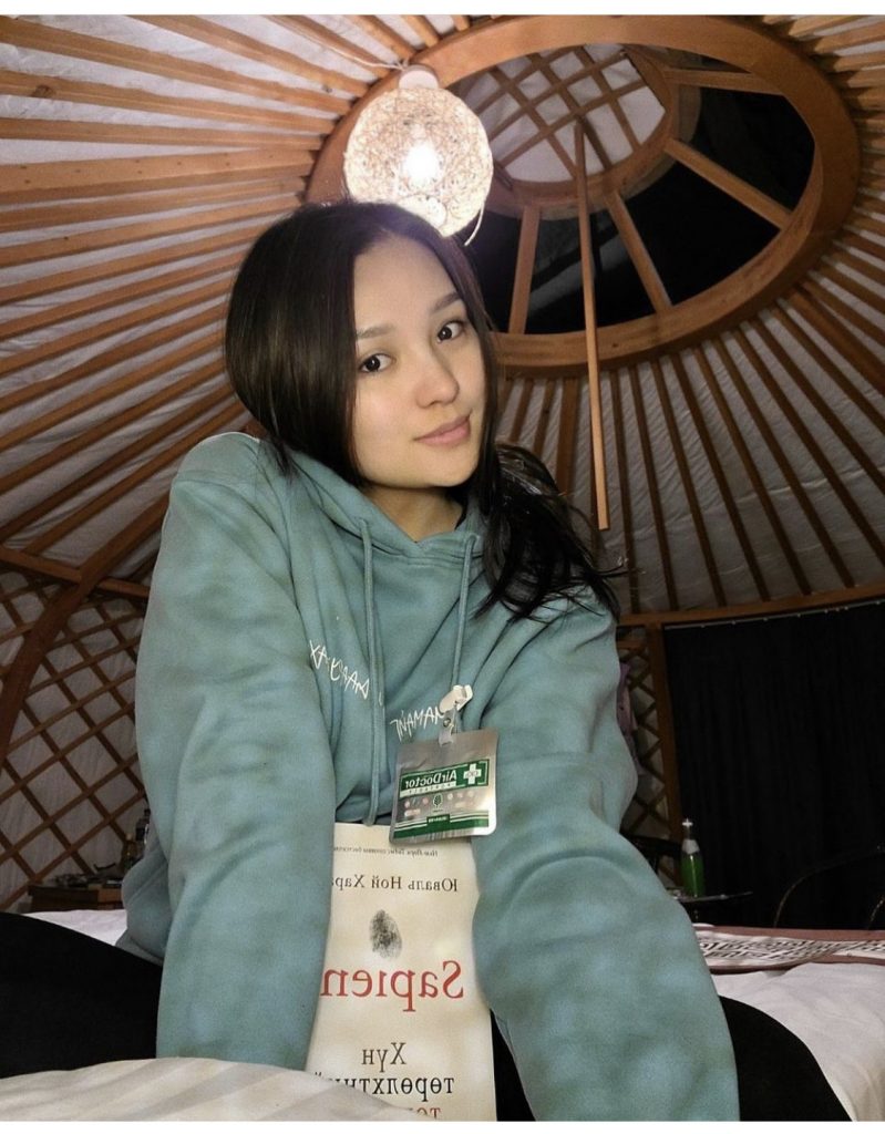 Жүжигчин Б.Ари: Хүүхэд одоо ямар хадны мангаа, шоронгийн харгалзагч бишдээ