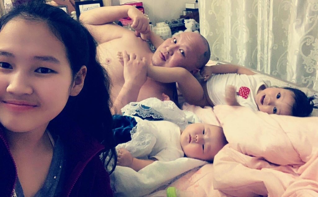 Хэнд ч тийм дураар дээрэлхүүлээд явж байдаг эцэг тэнгэр байж чадахгүй шударга зарчимтай аавын хүү билээ