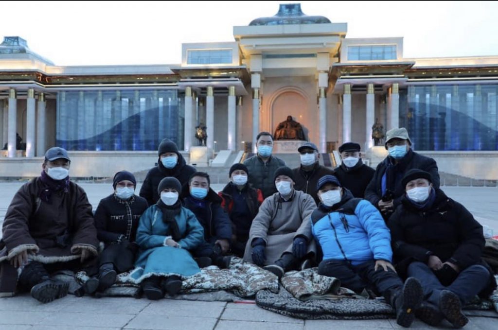 Өлсгөлөн зарлаж буй УИХ-ын гишүүд 1-3 кг туржээ