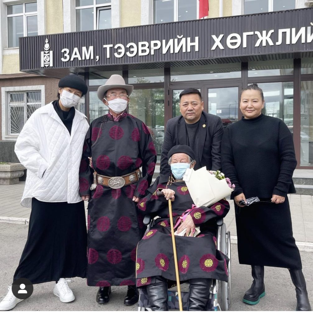 МУГЖ У.Уранчимэгийн ээж Төрийн одонгоор энгэрээ мялаажээ