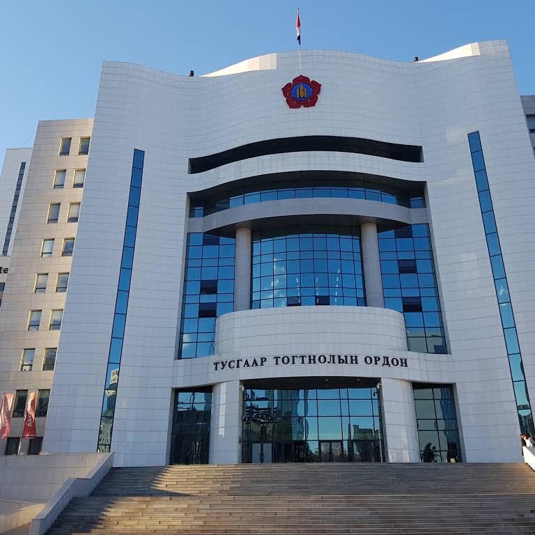 Шинэ Ерөнхийлөгч У.Хүрэлсүхийн ялалтыг баярыг тэмдэглэхээр урлаг, улс төрчид цугларч байна