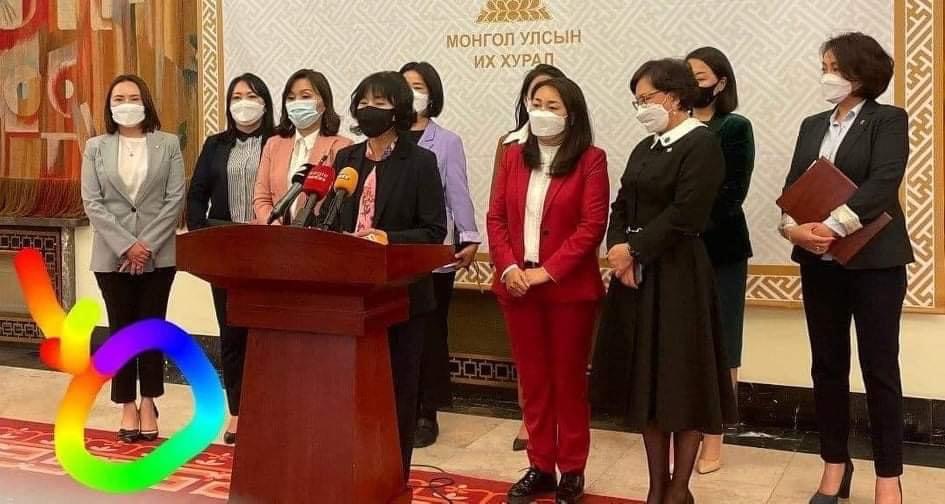 Брэнд мэдэхгүй “сэвэгчид” Valentino ичтэл сэвлээ