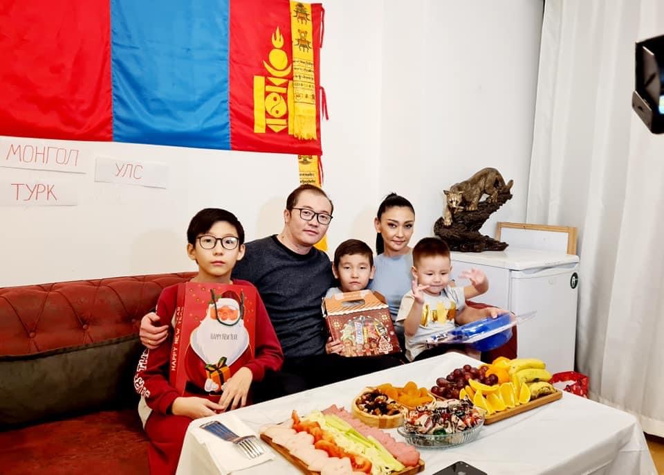 Uvertura хамтлагийнхан эмчилгээ хийлгэж буй хүүхдүүдэд бэлэг тараажээ