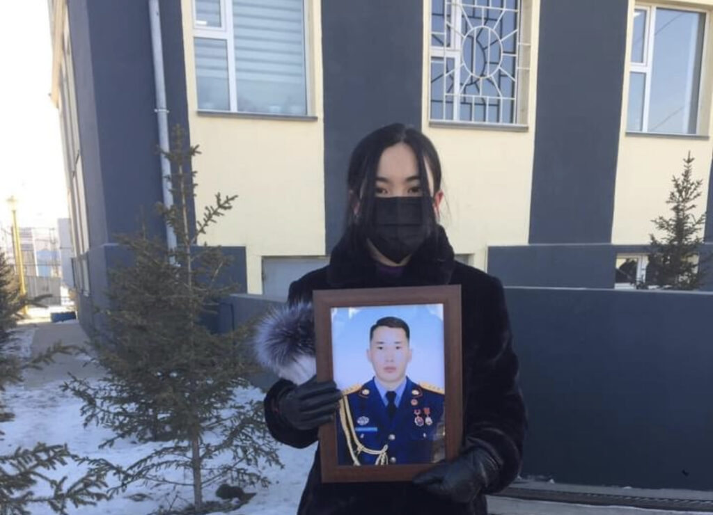 Амиа алдсан онцгой байдлын алба хаагчийн жирэмсэн эхнэр өлсгөлөн зарлаж байна