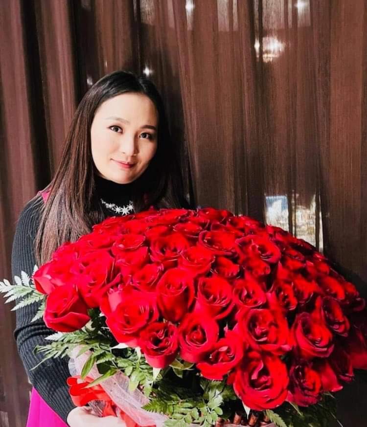 Дуучин Э.Чулуунчимэг 99 улаан сарнай бэлгэнд авав