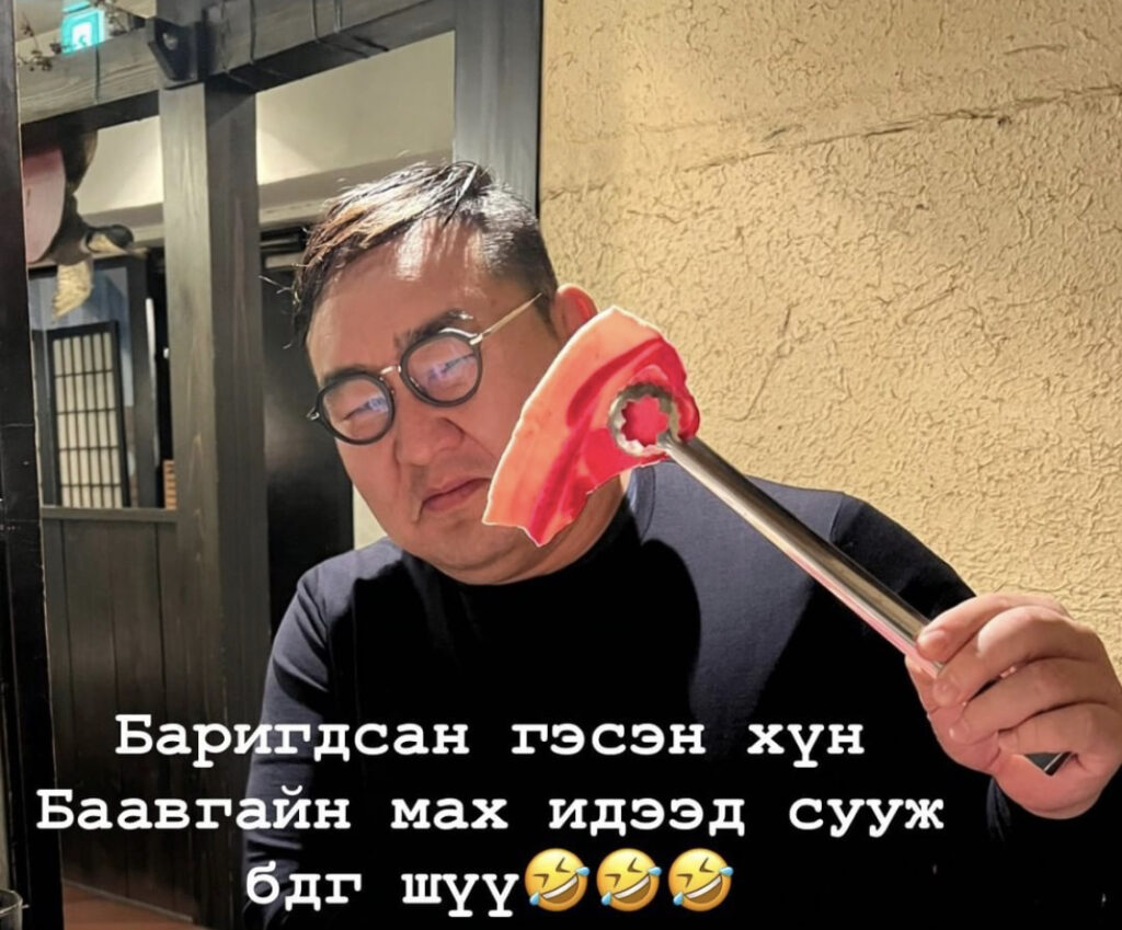 Аса аварга баавгайн мах идэж буйгаа гайхуулав