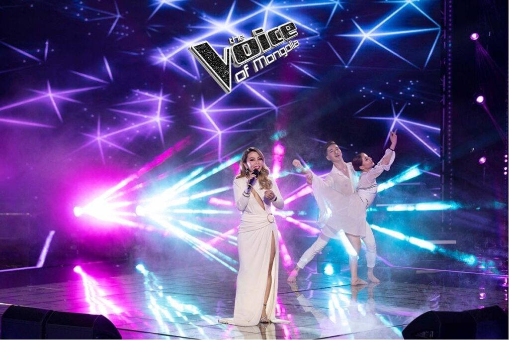 Дуучин Б.Баярцэцэг “Алтангадас” одон хүртэнэ