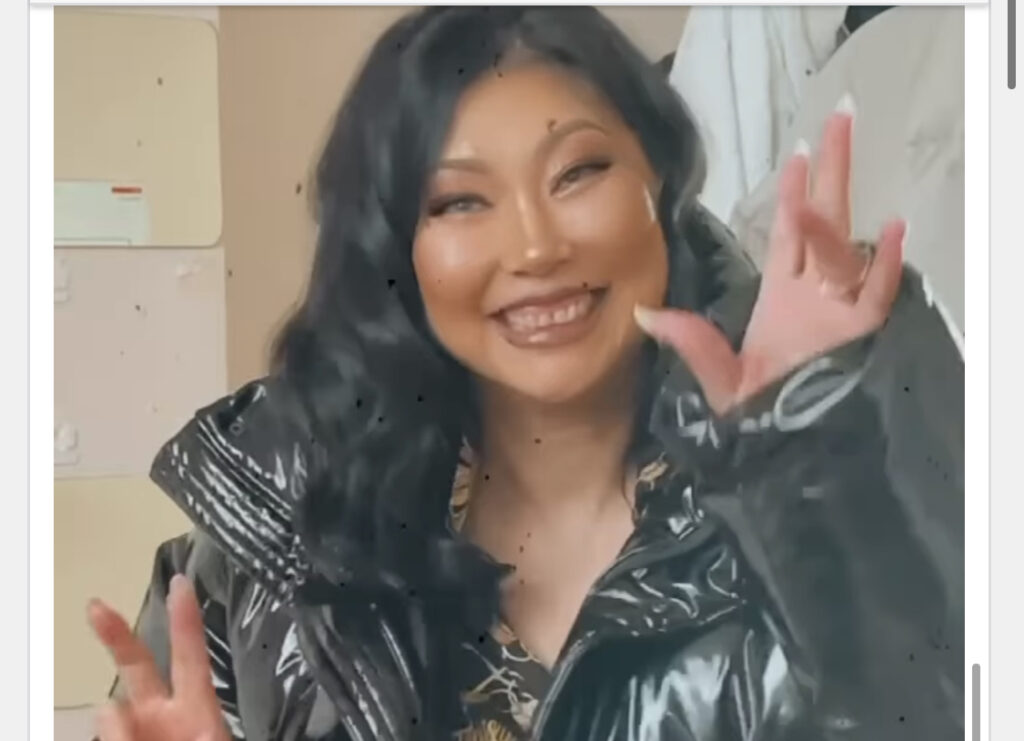 Жүжигчин О.Энхтуул эмээгийн ажлаа хийгээд завгүй