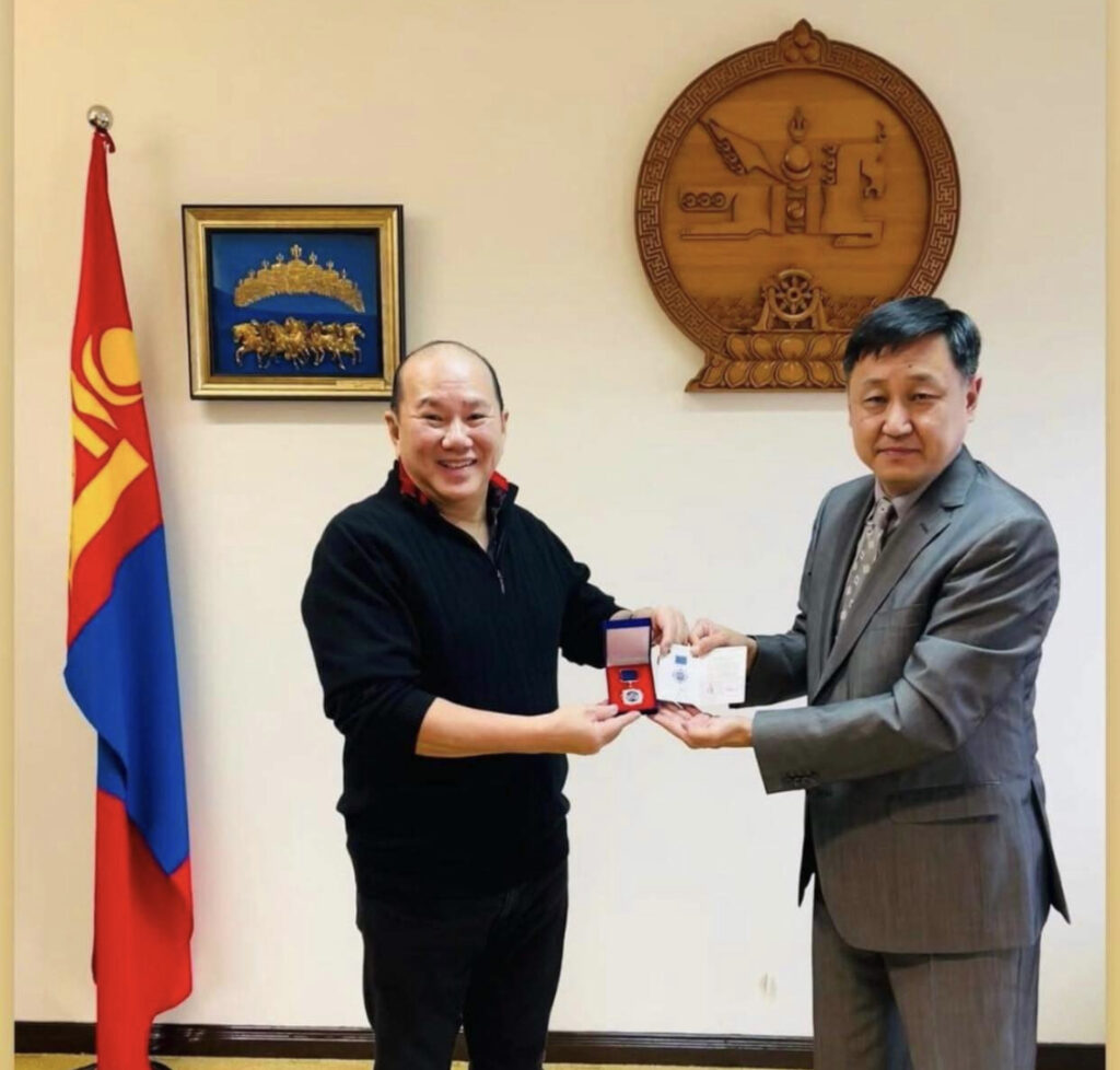 Монголоос төрсөн Хятад тэрбумтан эрийг Монгол улсын ойн медалиар шагнажээ