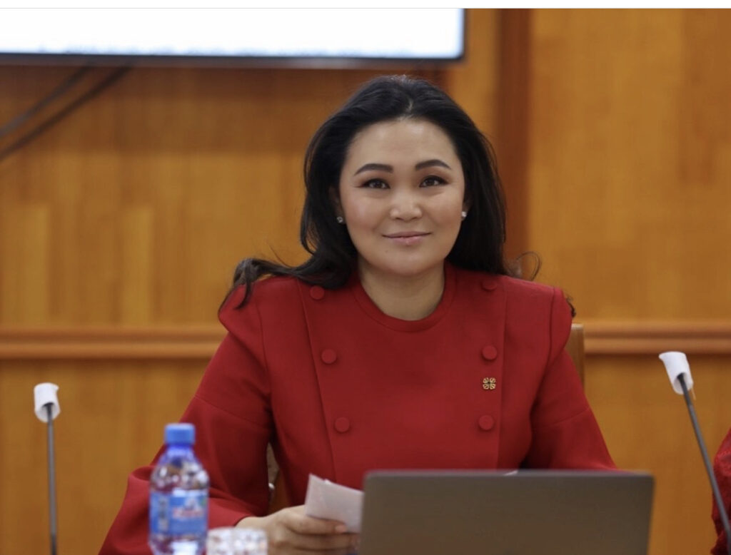 Соёлын сайд Ч.Номин PR баг хөлслөн ажиллуулдаг