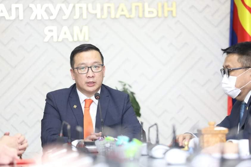 Байгаль орчны сайд Б.Бат-Эрдэнэ Азийн хамгийн том усан парк байгуулах амлалтаа биелүүлэхийг шаардав