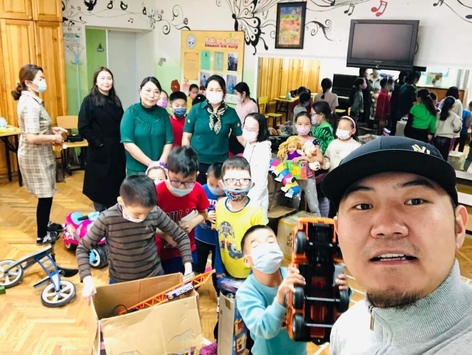 “Өнөр бүл” хүүхдийн төвд хэрэгцээтэй зүйлсийг нь хүлээлгэж өглөө