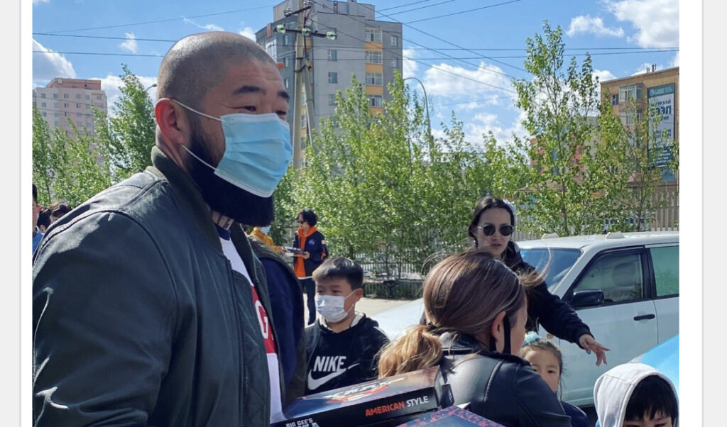 “Big Gee” бяцхан хүүхдүүдэд зориулж 2000 пицца бэлэглэжээ
