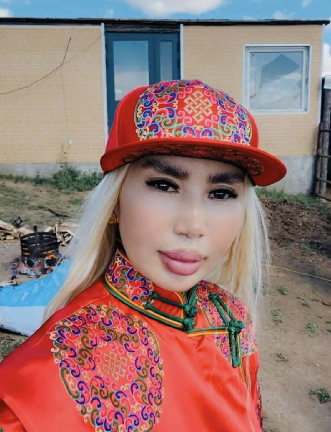 Лусын буулттай энэ өдөр лус савдагтаа мөргөж, өргөл барьцаа барьж ...