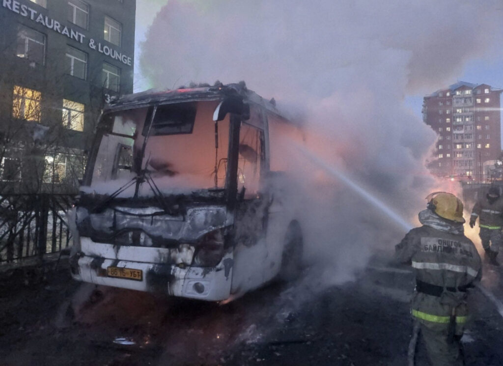 Орон нутгийн тээврийн автобус шатаж байсныг унтраажээ