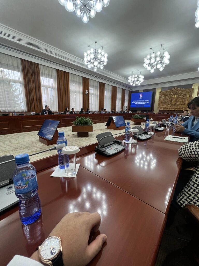 Жагсагчид сонсголд оролцохоор ирсэн ч танхимдаа багтсангүй