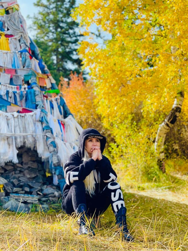 Үзмэрч Нямаа:Дүйчэн өдөр 108 мөргөвөл, хойт насны буян нэмэгдэгдэнэ