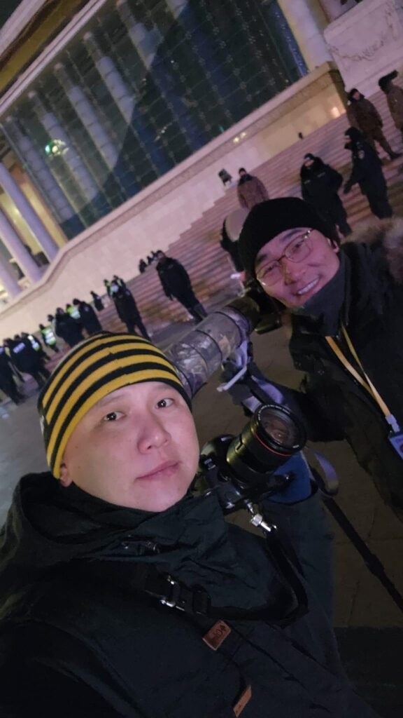 Ч.Ганжавхлангийн гэрийн үүдээр өлбийсөн, өрвийсөн гурван хүн шөнө дунд эргэлдэх болжээ