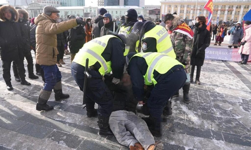 Сүхбаатарын талбайд өөрийгөө шатаах гэж оролдсон эр биеэ мэсээр гэмтээсэн байжээ