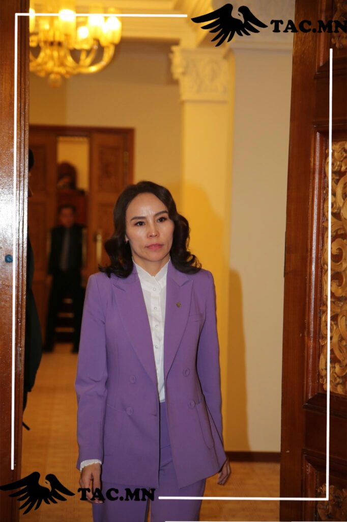 Намуухан дуутай, цол нь ахадсан профессор