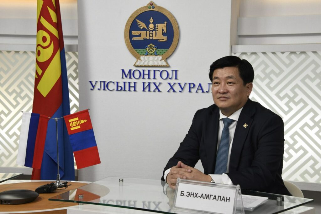 УИХ-ын гишүүн Б.Энх-Амгаланг “Страто” ХХК-д давуу байдал олгосон хэмээн яллагдагчаар татжээ