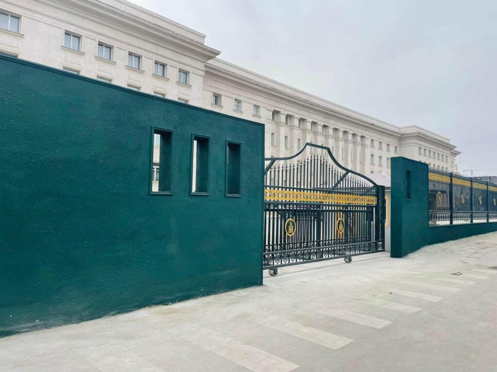 До яамыг санагдуулам Төрийн ордны хашаа