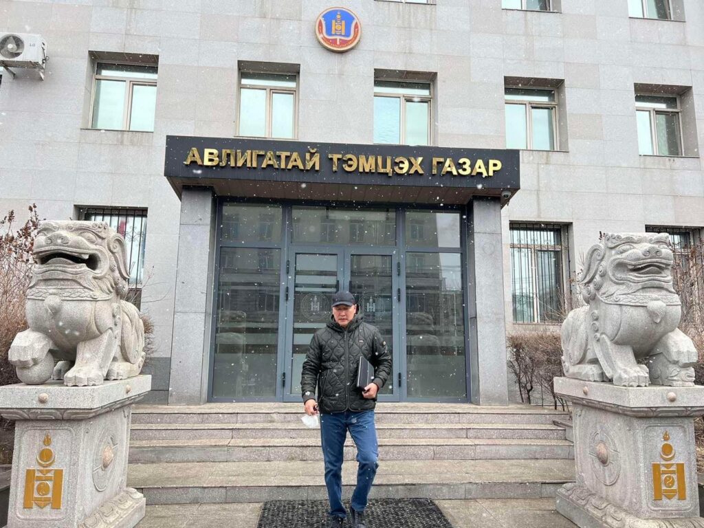 Ж.Мөнхбат: Аавыгаа сахиж, ээжийгээ эмчлүүлж байгаа тул зовлонгоор минь бүү улс төр хийгээрэй