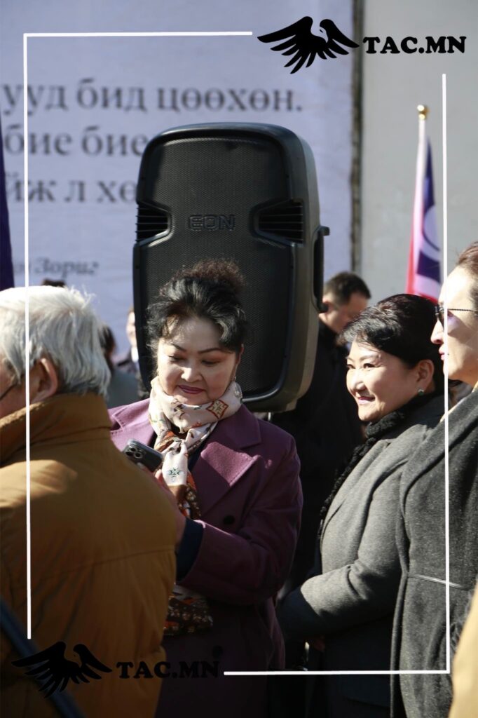 “Голланд сарнай” киноны ганган эмэгтэй