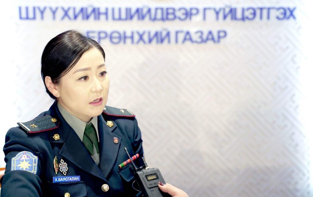 Монголхүү цахим бугуйвчаа унтрааснаа “Караокед уугаад согтсон байсан. Цэнэг дууссаныг мэдээгүй“ гэж тайлбарласан байдаг