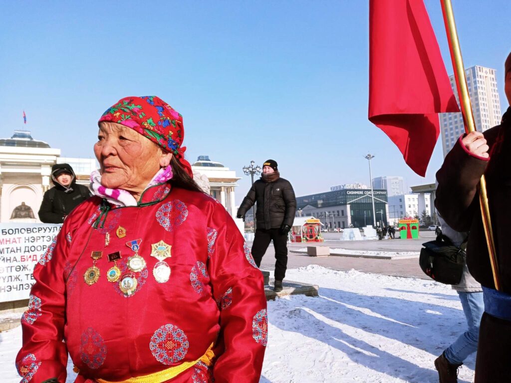 Налайх дүүргийн эмээ:Бал даргыг 40 жил төр барихад ингэж өлсөж ядарч байгаагүй шүү, үнэхээр ядарч байна