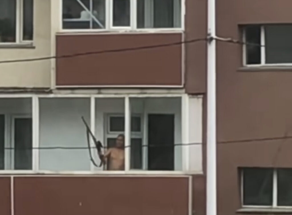 Орон сууцад буудсан эр өмнө ч галт зэвсэг барьж танхайрч байжээ