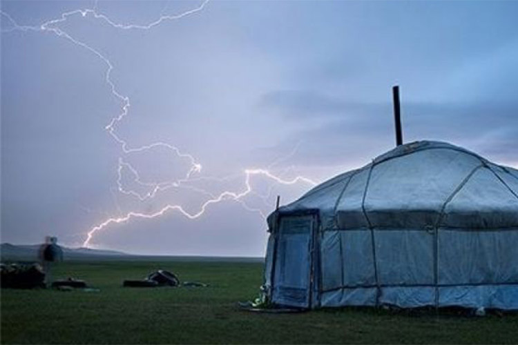 Айлын гэр дээр аянга бууж, хоёр иргэн түлэгджээ