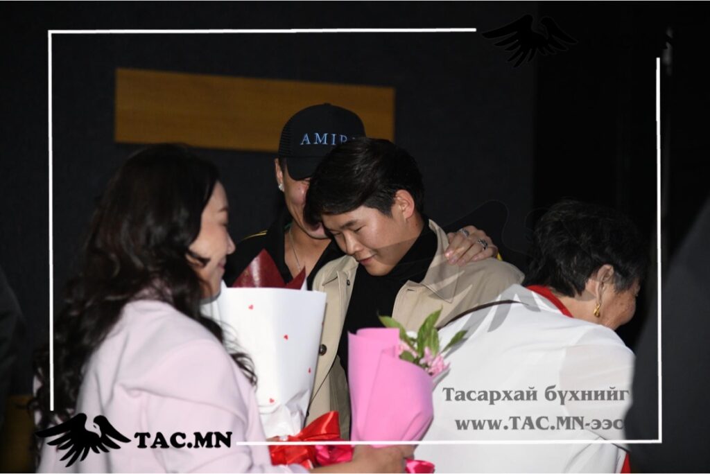 “Хүслэн” нэртэй эмэгтэйчүүдээр өөрийгөө хүрээлүүлсэн Гангаа