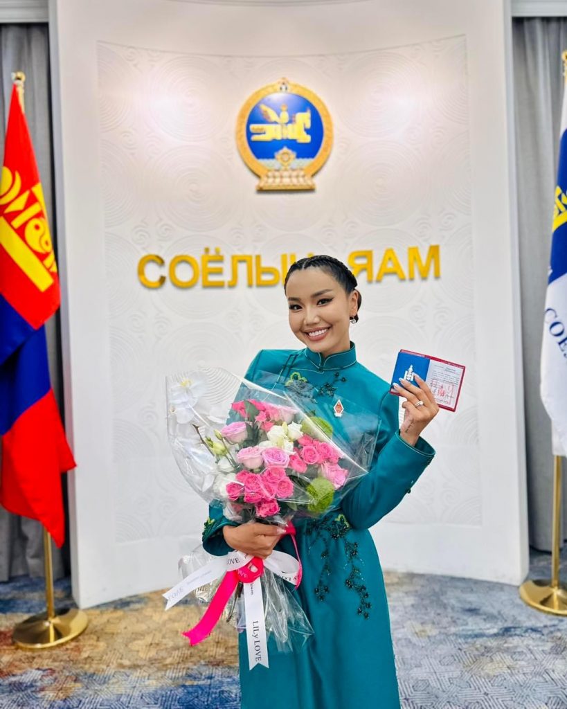 Жүжигчин П.Шүүдэрцэцэг Соёлын тэргүүний ажилтан цолоор энгэрээ мялаажээ