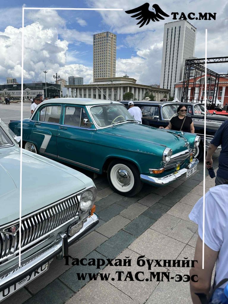 Автотээврийн салбарын 100 жилийн ойд зориулан ховор хуучны автомашины үзэсгэлэнг Сүхбаатарын талбайд өнөөдөр “дэлгэжээ”