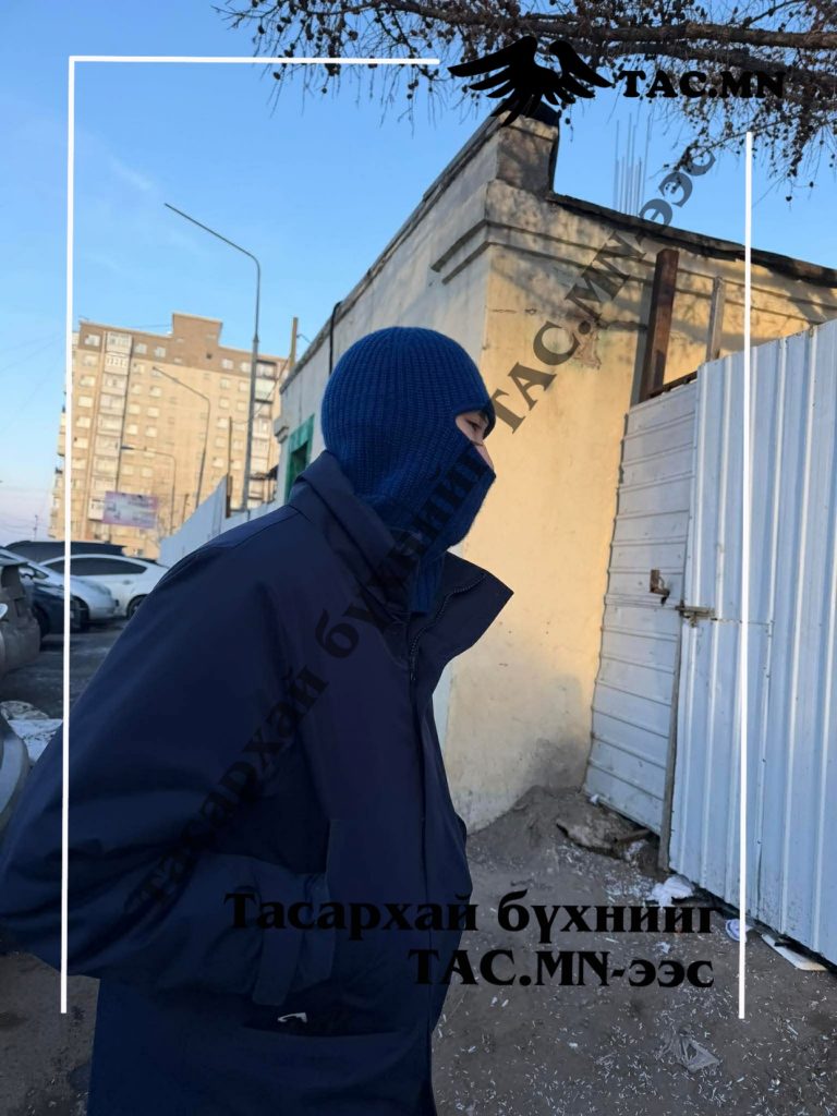 Ц.Баатарсайханы хүү Амарсайхан шүүх хуралдаанд нүүрээ ороолттой малгайгаар халхалсан байдалтай ирлээ