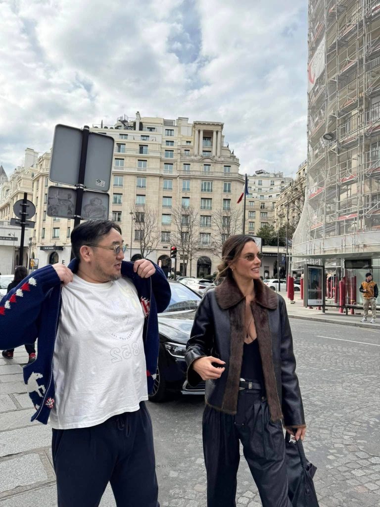 Асашёорюү Дагвадорж, дэлхийн алдарт супермодель Alessandra Ambrosio-той Парист хамт харагдав уу?