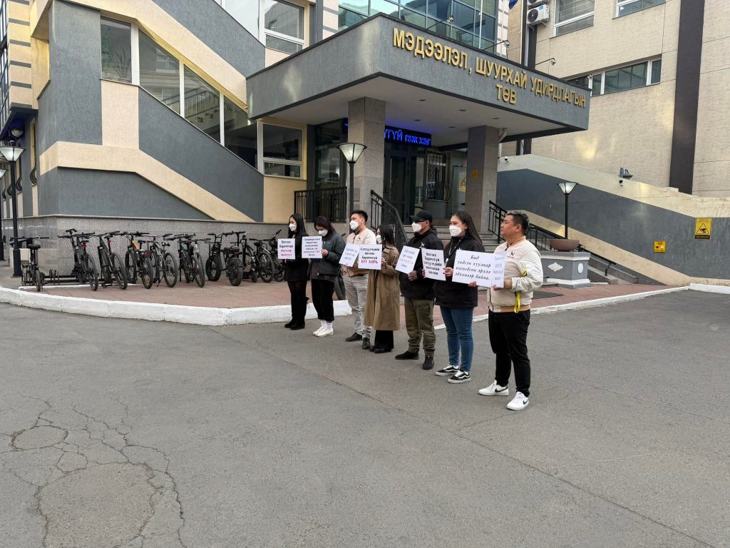 Нээлттэй шүүх хурлыг шаардан тайван акц зохион байгууллаа