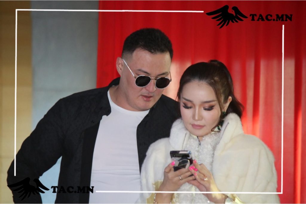 Н.Ундрал, А.Чингүүн нар гурав дахь хүүхдээ өлгийдөн авлаа